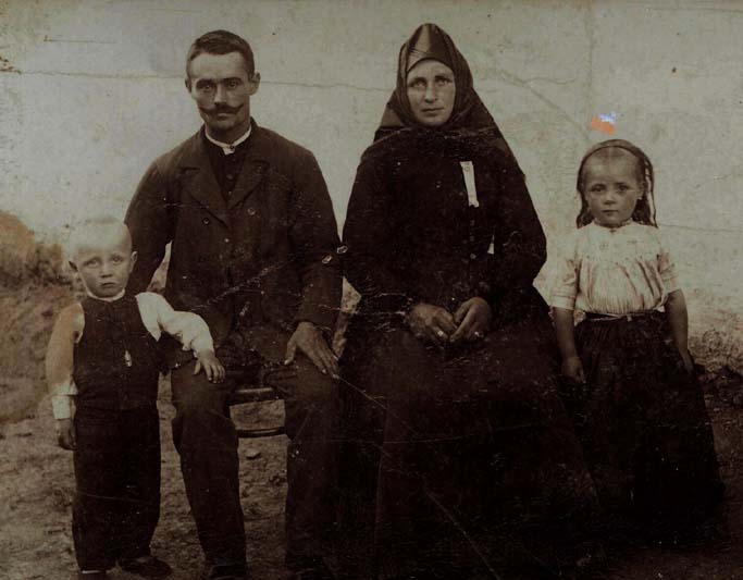 Die Eltern von Frau Anna Potche Mathias und Magdalena Krämer geb. Schmidt sowie Bruder Johann