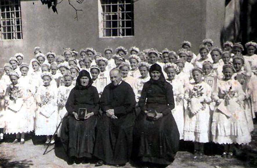 Marienmädchen vor der Sakristei