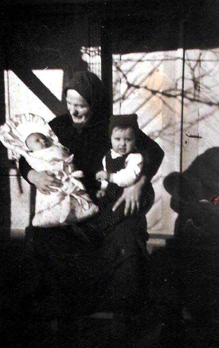Magdalena Frombach mit zwei Enkelkindern