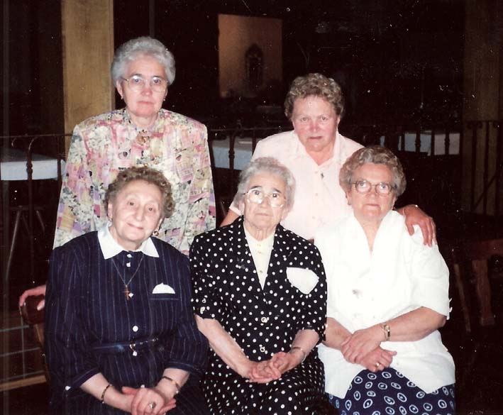Näherinnen - stehend: Anna Stoiadin, Katharina Loris - sitzend: Susanna Junginger, Frau Mersdorf, Katharina Stefan