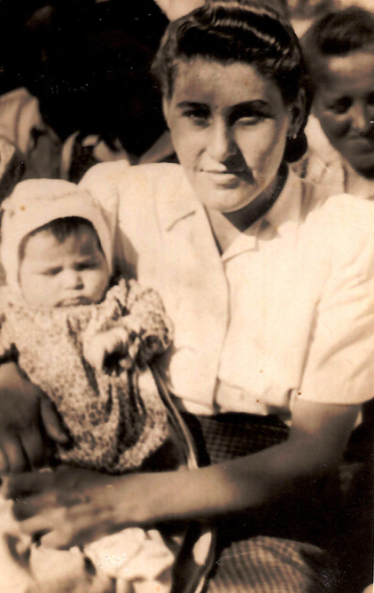 Katharina Essig mit Tochter Marie in Russland
