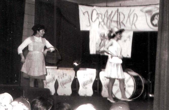 1969 Kulturheim: Katharina Gries und Käthe Frey im Theaterstück von Marianne Ebner Uf'm Dumplatz